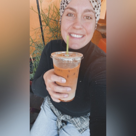 Hello! I’m Olive! Welcome to my closet! - Picture 13 of 16